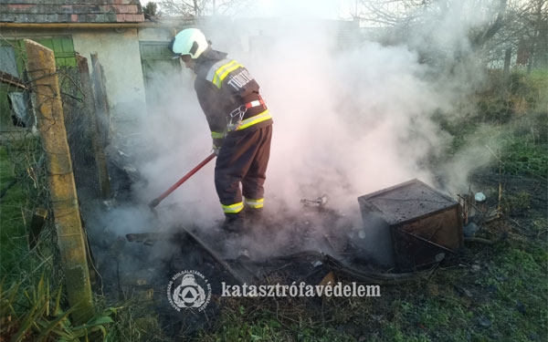 Szabadtéri tűzesetekhez és műszaki mentéshez is vonultak a dombóvári tűzoltók a hosszú hétvégén