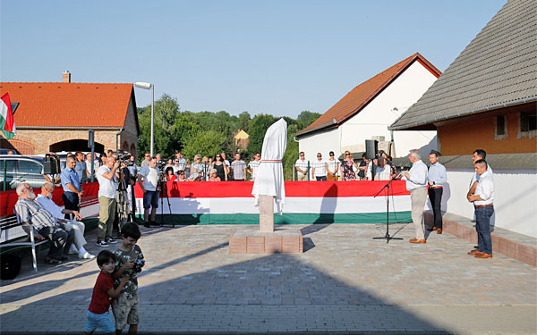 Átadták a Nemzeti összetartozás terét Csikóstőttősön 