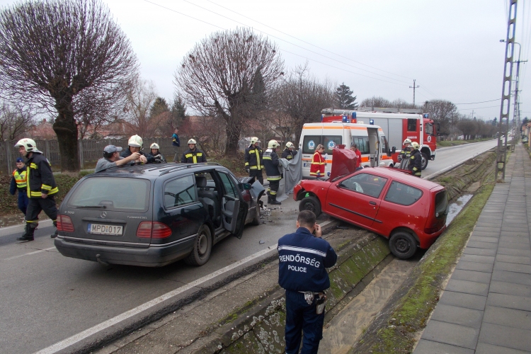 Két személyautó ütközött frontálisan Dombóváron a Gorkij utcában