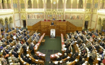 A terrorizmus elleni fellépésről és az állami tisztviselőkről vitázik a parlament