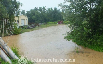 Elöntött pince, kidőlt fa, megáradt patakok