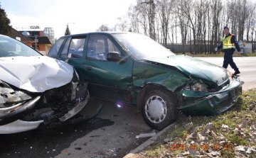 Gyermekek is megsérültek egy dombóvári balesetben