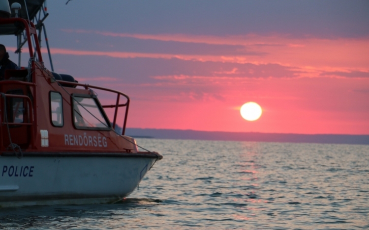 Partra kellett segíteni egy bajbajutott kishajóst a Balatonon