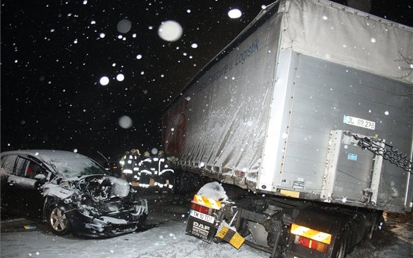 Kamion ütközött személyautókkal a 8-as főúton