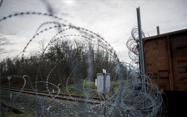 Több mint száz határsértőt tartóztattak fel a hétvégén