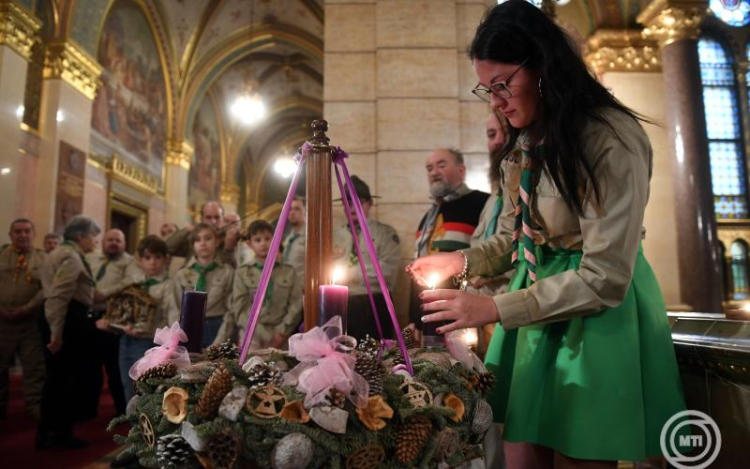 Megérkezett a Parlamentbe a betlehemi Születés Templomában meggyújtott Békeláng